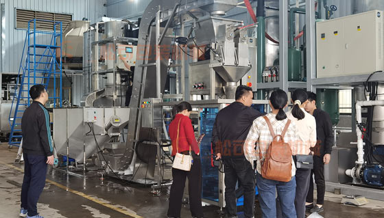 全自動(dòng)管冰稱(chēng)重定量包裝機(jī)圖片